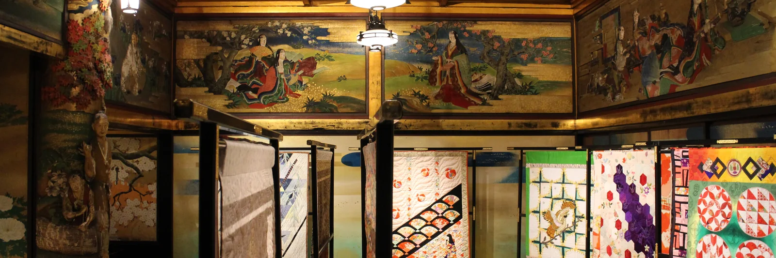 東京・目黒雅叙園、百段階段沿いの金と絵で飾られた座敷
