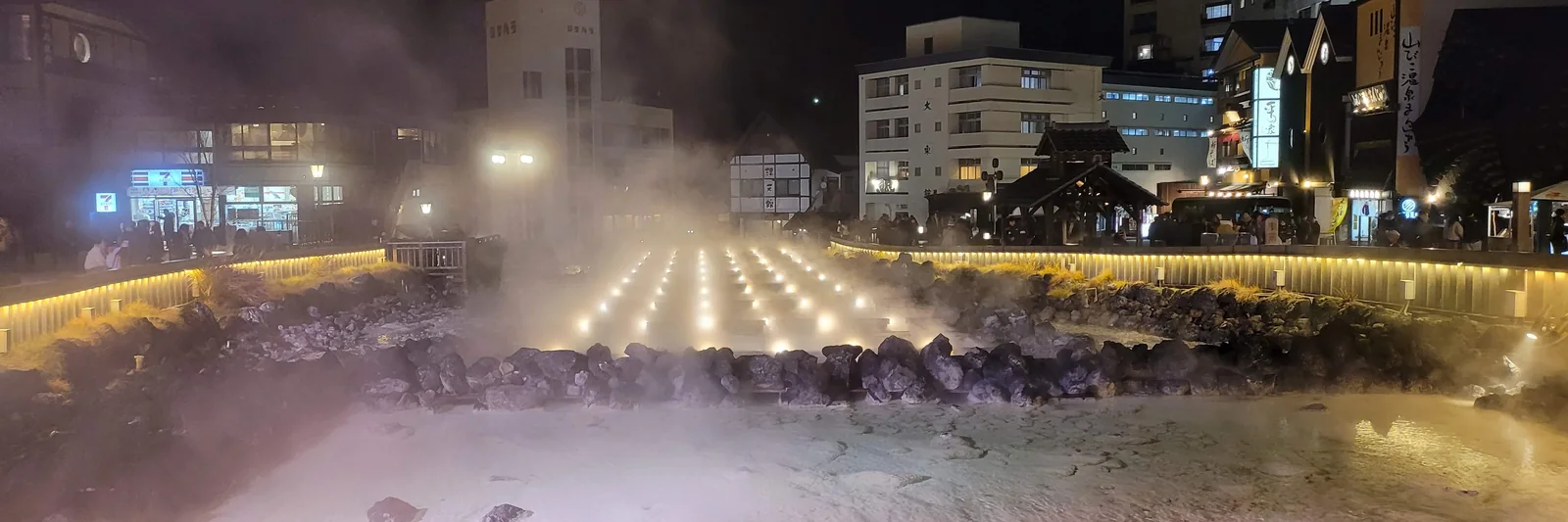 夜の草津温泉、中心にある湯畑。灯りの下で湯気が立ちのぼる
